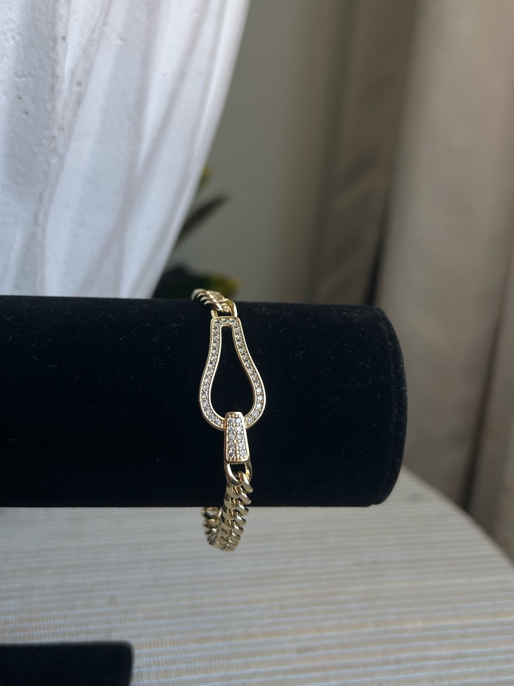 Gold pavé outlined horseshoe curb link bracelet